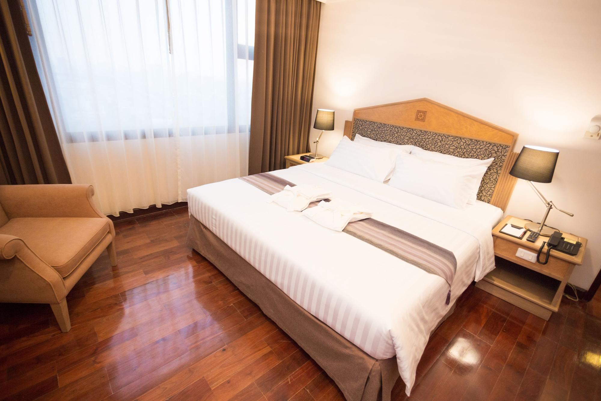 Grand Tower Inn Rama 6 Банкок Екстериор снимка
