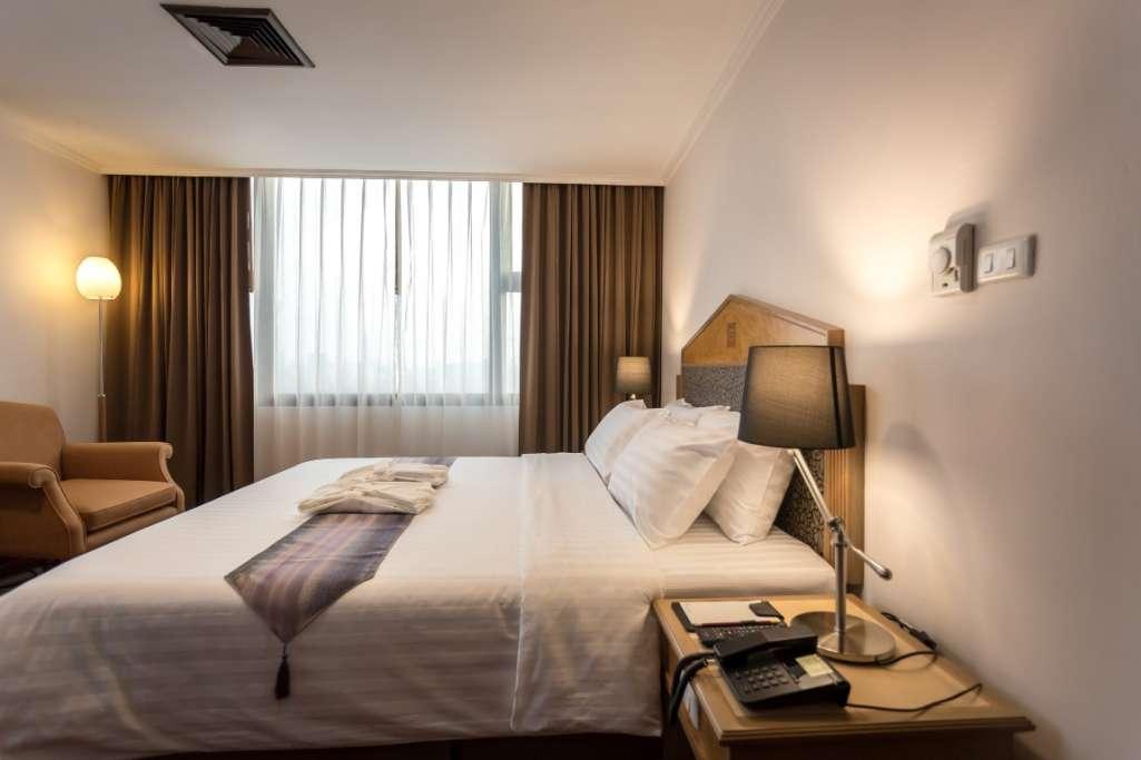 Grand Tower Inn Rama 6 Банкок Екстериор снимка