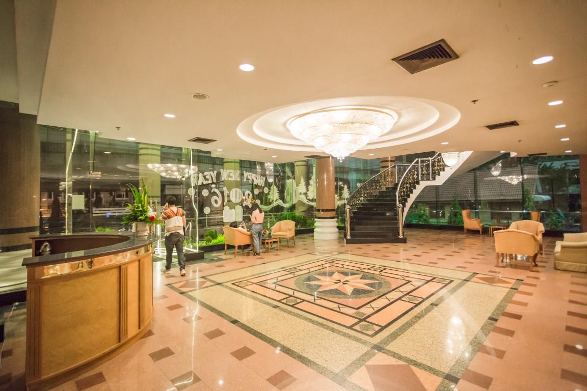 Grand Tower Inn Rama 6 Банкок Екстериор снимка