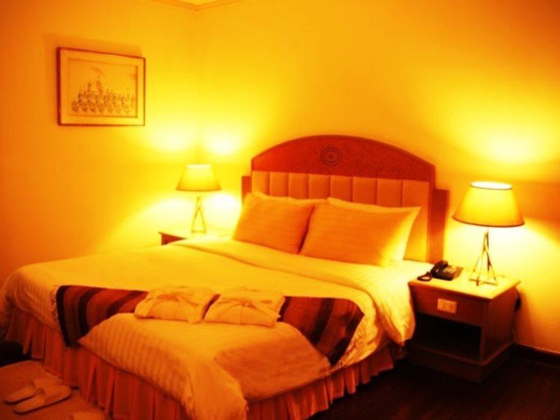 Grand Tower Inn Rama 6 Банкок Екстериор снимка
