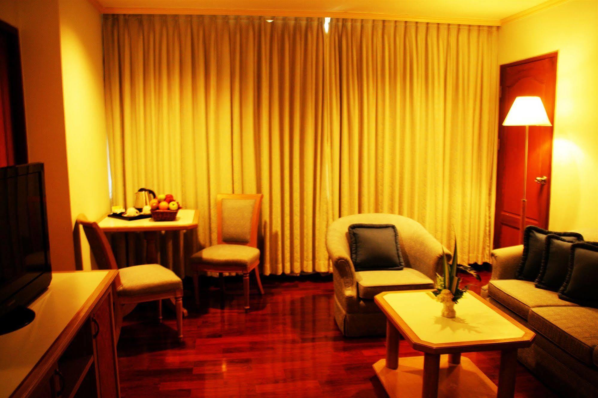 Grand Tower Inn Rama 6 Банкок Екстериор снимка