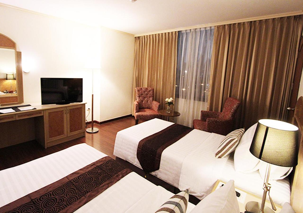 Grand Tower Inn Rama 6 Банкок Екстериор снимка